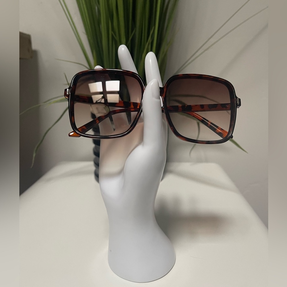 NWOT Women’s vintage style oversized sunglasses